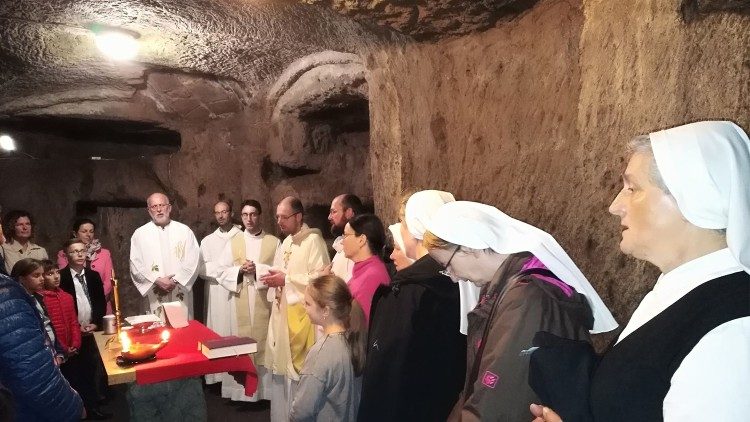 V Domitiliných katakombách sú pochovaní mučeníci sv. Achileus a Nereus
