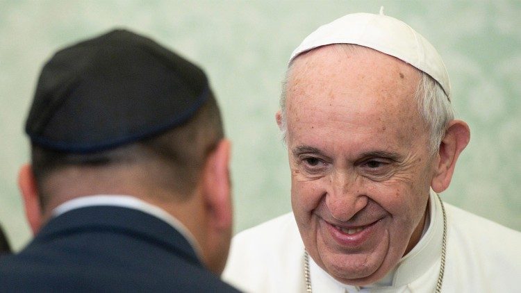 Papst Franziskus im Gespräch mit einem Rabbiner