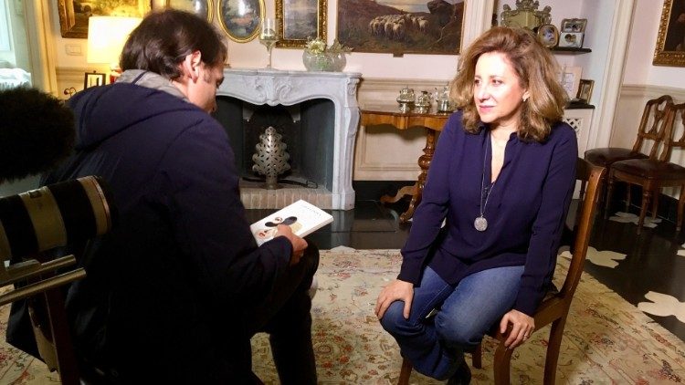 Don Marco Pozza con l'attrice Carla Signoris durante l'intervista