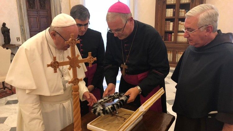 Le Pape François, Mgr Bernardo Bahlmann et un frère franciscain, le 5 novembre 2018 