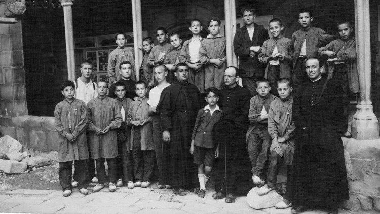 Padre Teodoro Del Olmo con alcuni alunni 