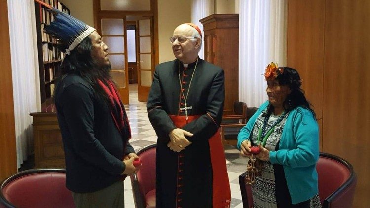 Cardeal Baldisseri com indígenas da Amazônia