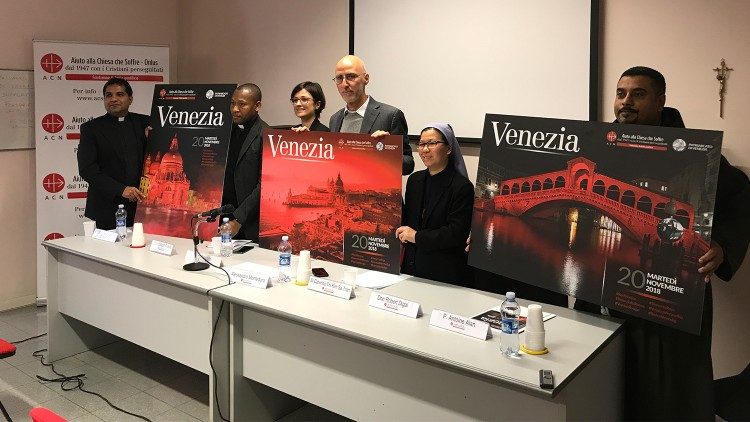  Nadace Pomoc trpící církvi prezentuje akci v Benátkách