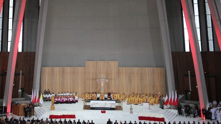 Полските епископи на литургия във Варшава