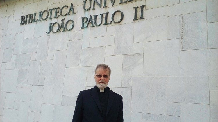 Padre Peter Stilwell, Reitor da Universidade Católica de Macau