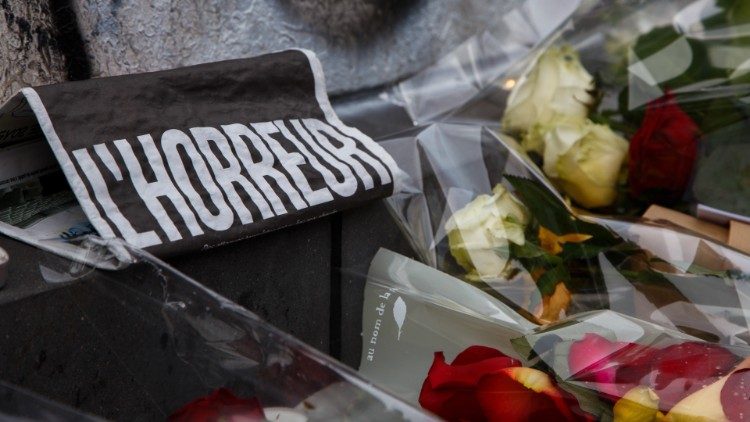 Fleurs déposées au Bataclan à Paris après les attentats du 13 novembre 2015.