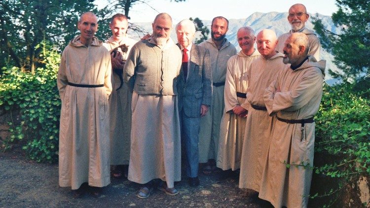 Une photo de groupe des moines de Tibhirine, ici avec le docteur Georges Guillemin, un médecin ami de Frère Luc.