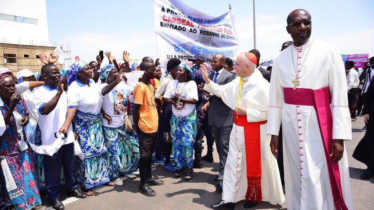 Kardinál Fernando Filoni na pastoračnej návšteve v Angole