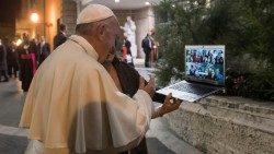 Foto Papa bendiciendo la plataforma de Scholas Social.jpg