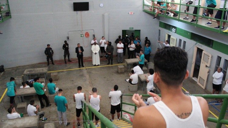 Nuncio visita cárcel 