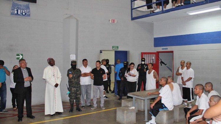 Mons. Novatus Rugambwa visita cárcel