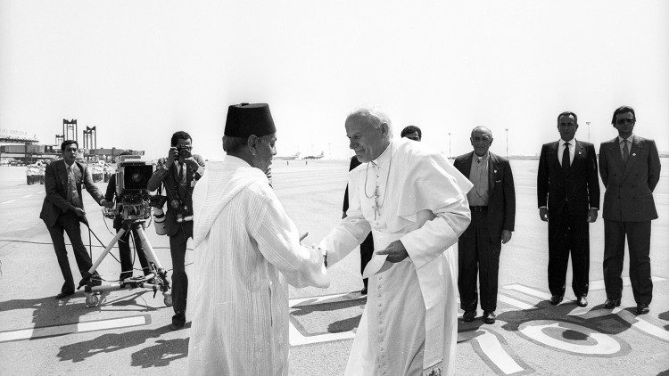 L'arrivo di Papa Giovanni Paolo II in Marocco accolto da re Hassan II