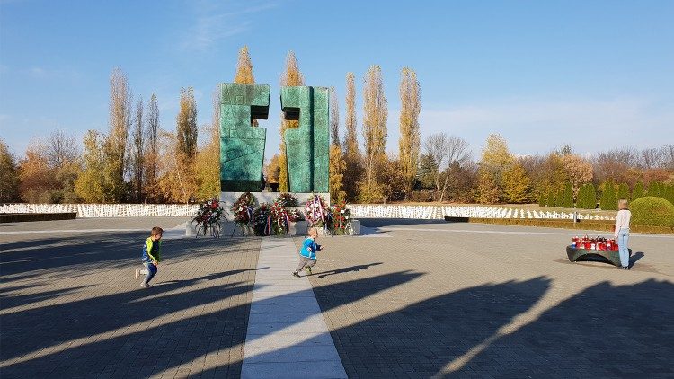Spomenik na Memorijalnom groblju u Vukovaru