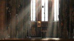 20180827_SPC_JE_chiesa, altare, luce, santi, finestre, preghiera.jpg
