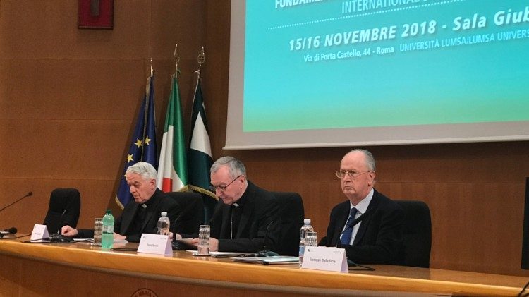 Le cardinal Pietro Parolin (au centre), lors du Symposium organisé par la Fondation Ratzinger, le 15 novembre 2018