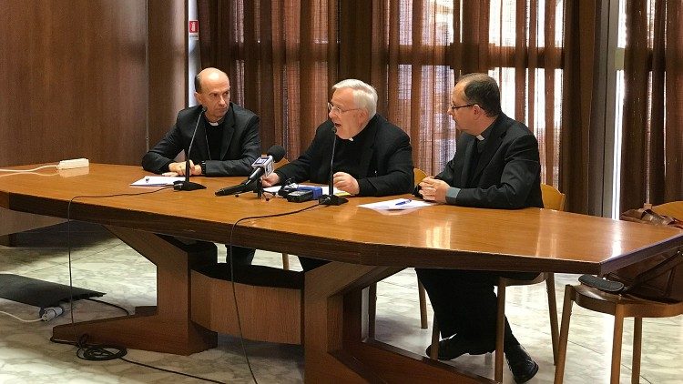 Kardinal Gualtiero Bassetti (Mitte) stellt die Ergebnisse der Beratungen vor