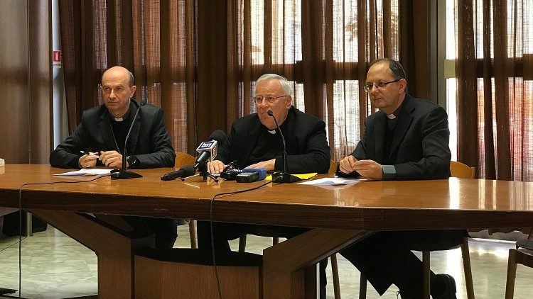 Conférence de presse organisée par la CEI, le 15 novembre 2018. Au centre, le cardinal Gualtiero Bassetti, président de la CEI 