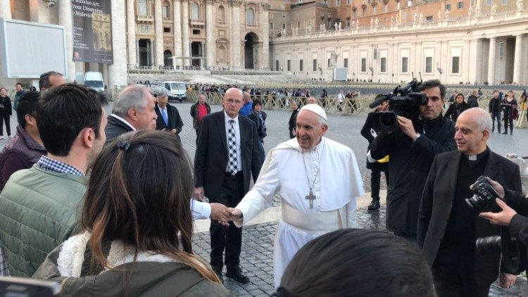 Ferenc pápa a Szent Péter téren felállított ideiglenes orvosi ellátóban