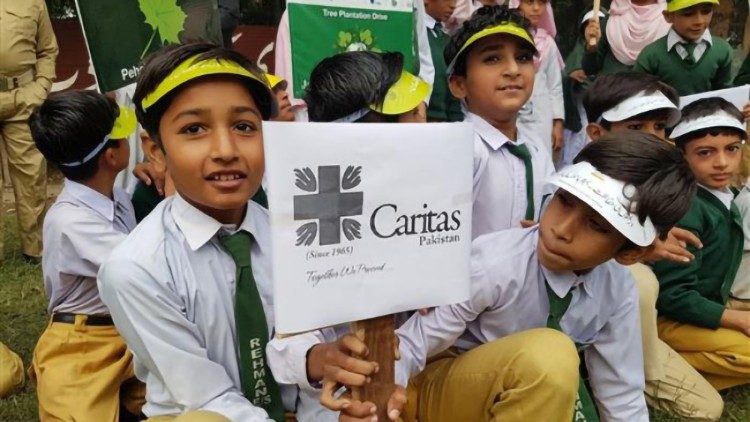 पेड़ लगाते पाकिस्तानी स्कूल के बच्चे