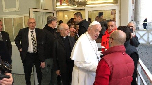 Il Papa visita il presidio sanitario di piazza San Pietro