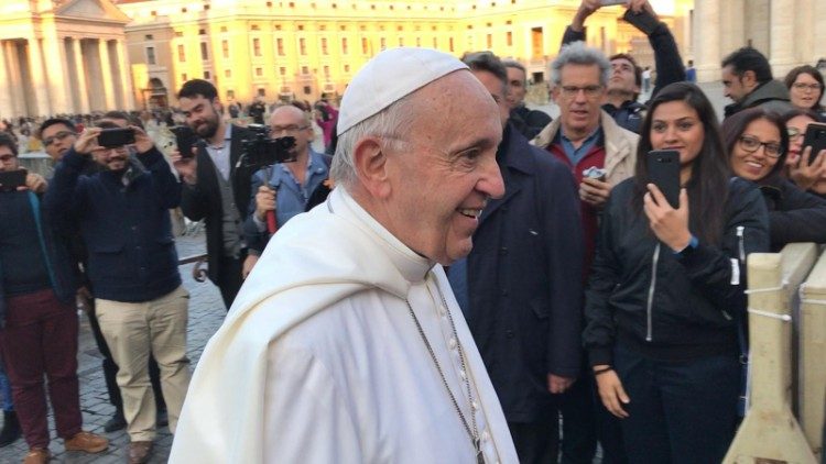 Påven överraskade i vårdinrättning på Petersplatsen