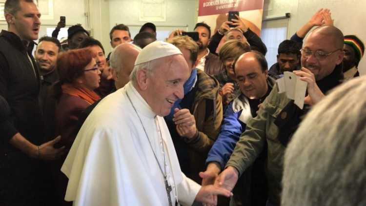 Papst Franziskus beim Besuch des Gesundheitszentrums am Petersplatz