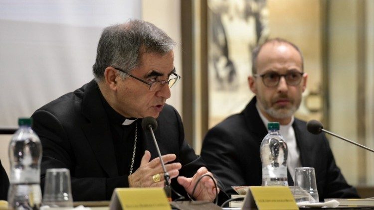Le cardinal Becciu lors de la conférence de presse du présentation du livre "Tout simplement là", le 19 novembre 2018.