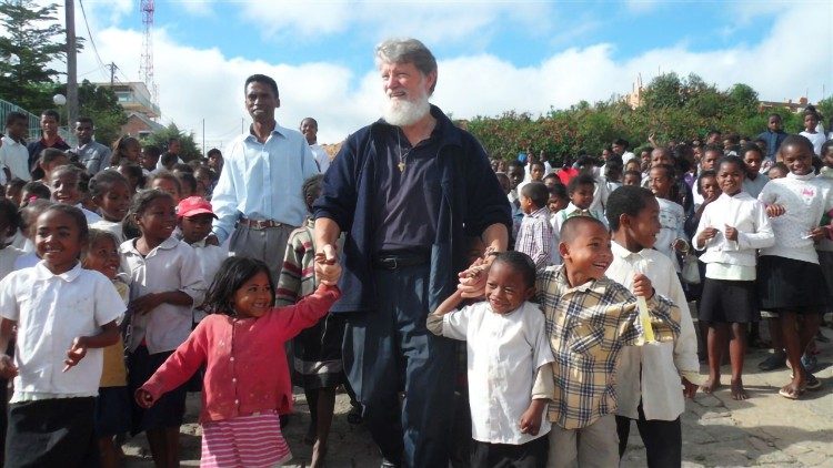 Padre Pedro Opeka con i bambini della Città dell'Amicizia