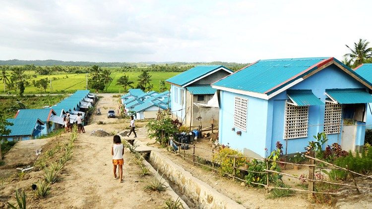 Một ngôi làng ở Philippines do Caritas hỗ trợ xây dựng