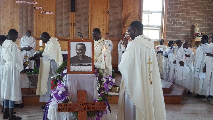  SUD SOUDAN: Funeral of Father Odhiambo (Photo credit: Eastern Africa Province of the Society of Jesus)