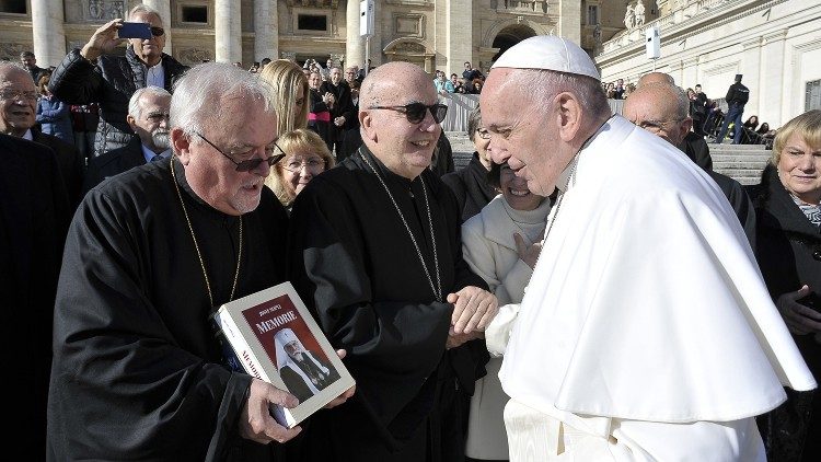 Papa Francisc primind cartea "Memorii", a cardinalului ucrainean  Josyf Slipyi (1892-1984)