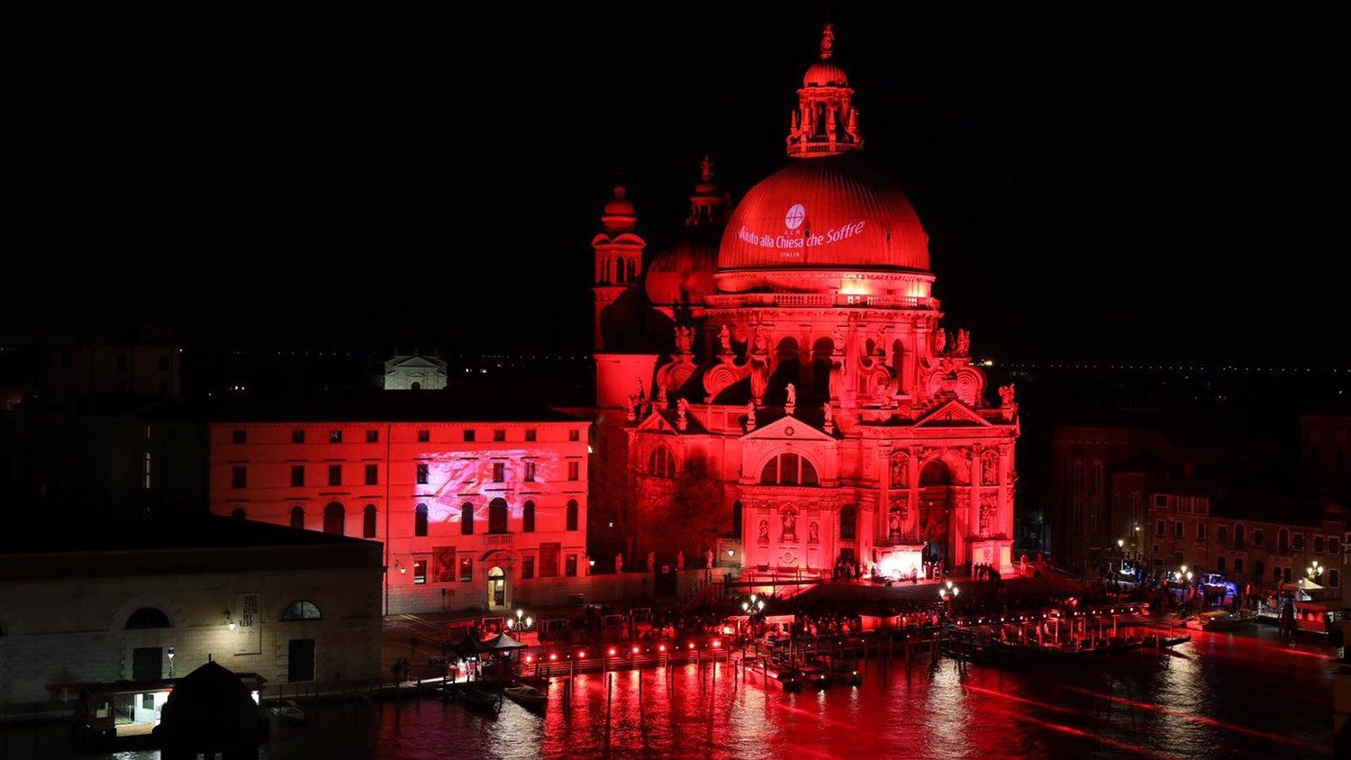 28 novembre: i monumenti italiani si illuminano di rosso