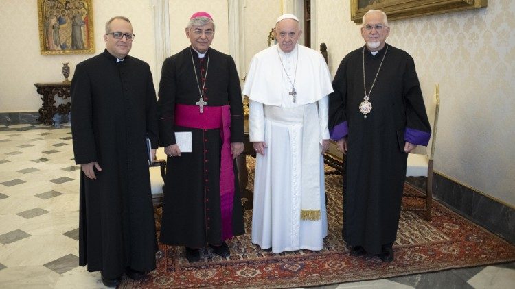 Папа падчас сустрэчы з епіскапатам Ірану ў 2018 г.