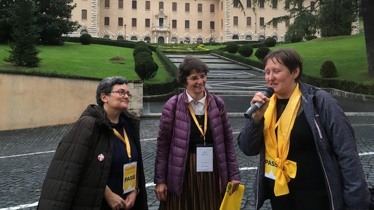 No kreisās: Rita, Liliane un Klāra (Vatikāna dārzos)