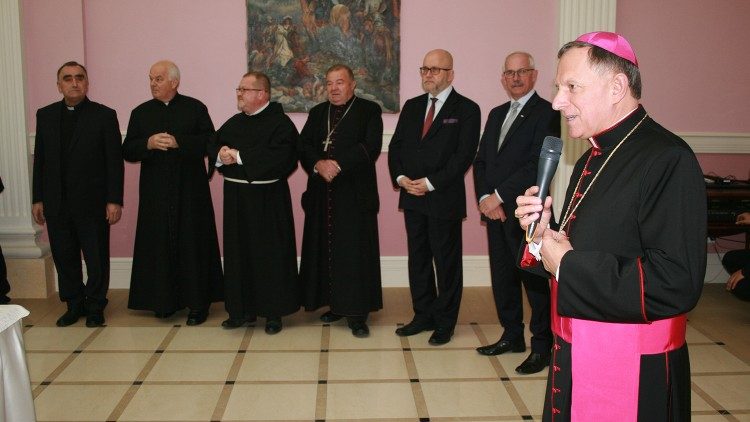Mieczysław Mokrzycki von Lemberg (erster von rechts) ist Vorsitzender der katholischen Bischofskonferenz des Landes