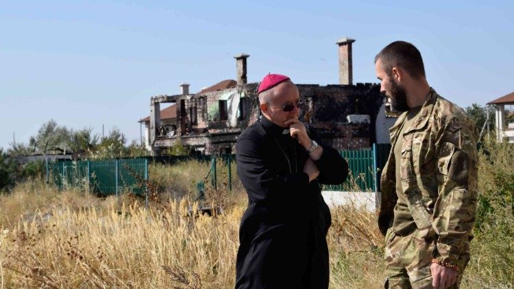 Weihbischof Sobiło 2018 bei einem Besuch an der Donbass-Front