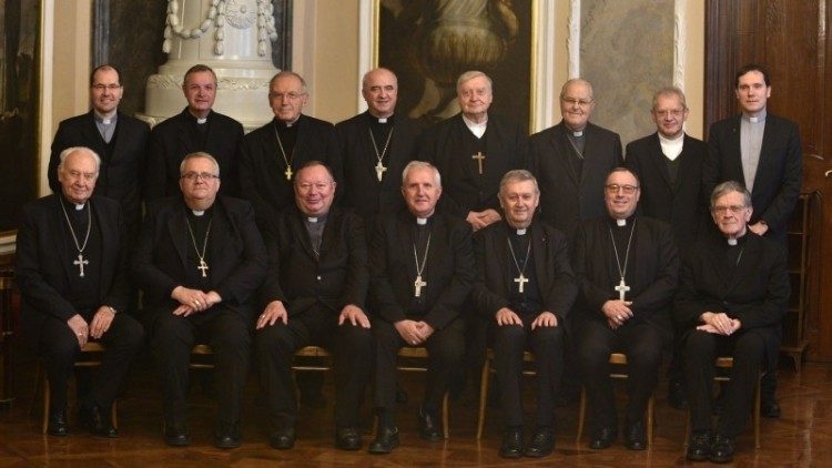 Fotografija s plenarnega zasedanja Slovenske škofovske konference 27. novembra 2018. Nadškof Uran je četrti z desne v drugi vrstici.