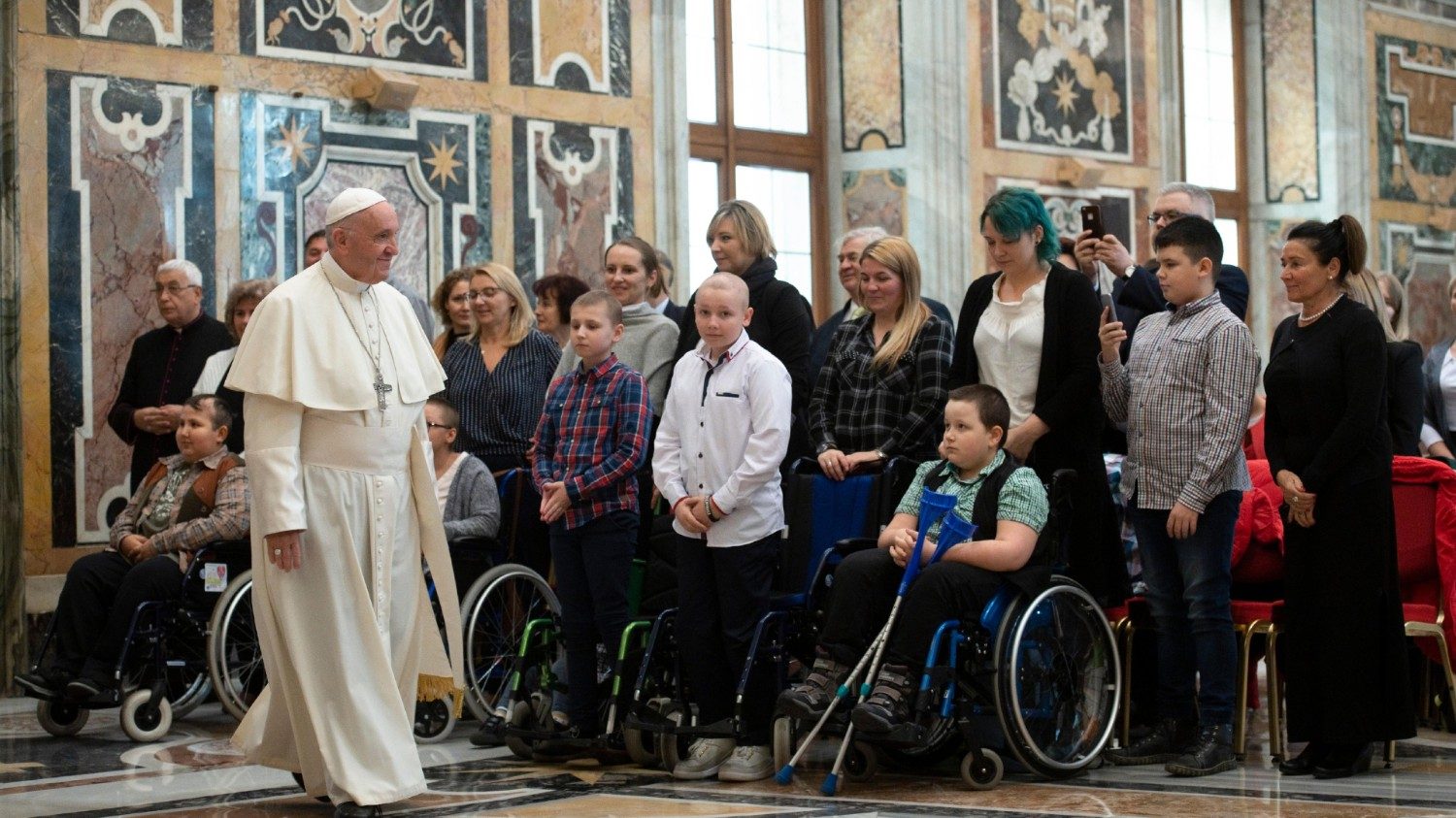 El Papa: no hay dificultad en la vida que no se pueda vencer - Vatican News