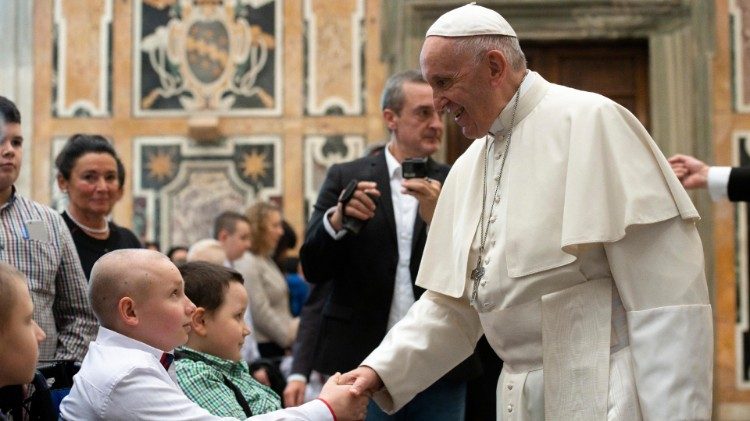Папата с деца болни от рак от онкологичната клиника във Вроцлав, Полша