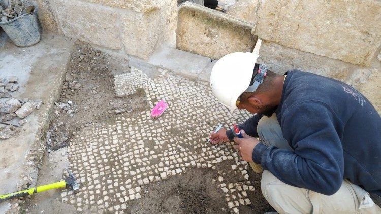 Restauro dei mosaici a Betania.jpg