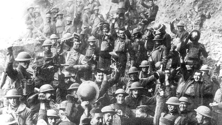 Le 64ème régiment des Etats-Unis célébrant l'armistice, le 11 novembre 1918. 