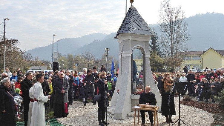 Benedizione della capellina di santa Barbara a Kamnik presieduta mons Zore 3aem.jpg