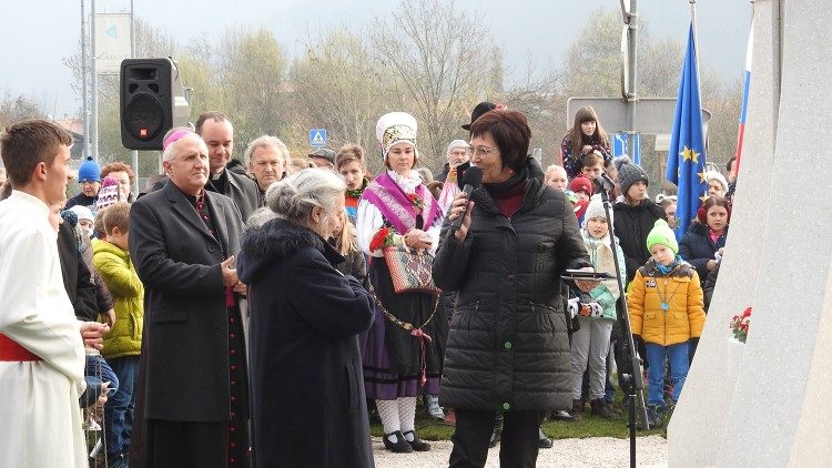 Benedizione della capellina di santa Barbara a Kamnik presieduta mons Zore 5aem.jpg