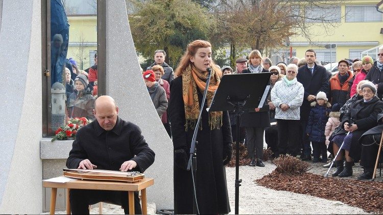 Benedizione della capellina di santa Barbara a Kamnik presieduta mons Zore 7aem.jpg