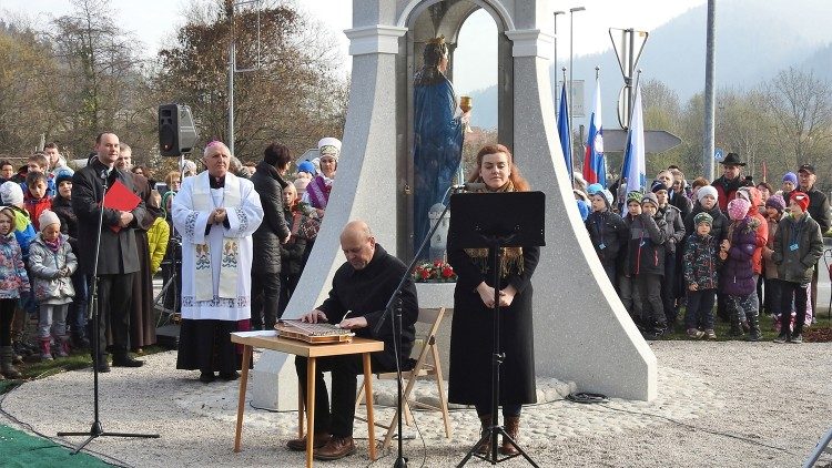 Benedizione della capellina di santa Barbara a Kamnik presieduta mons Zore 91aem.jpg