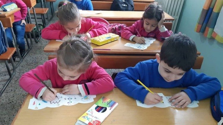 Niños en la escuela, foto de archivo