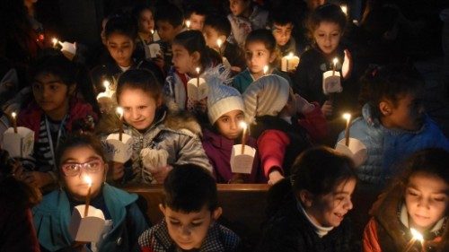 Il Papa accende un cero e prega per la "pace nell'amata Siria"