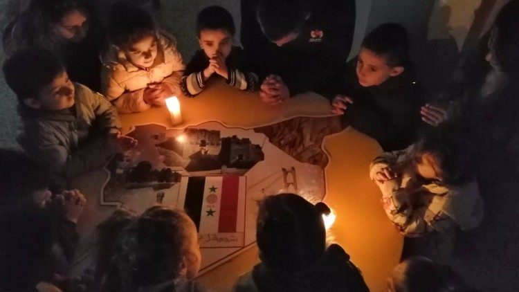 Crianças de Alepo acendem velas pela paz na Síria 