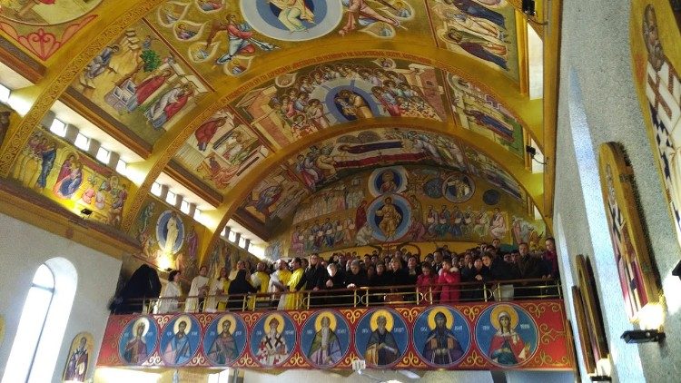I fedeli presenti nella cattedrale di Strumica per la Divina Liturgia.jpg