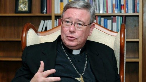Cardeal Hollerich: "a paz se torne menos frágil e o uso de armas menos frequente"